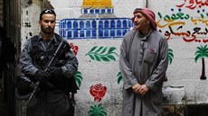 Izraelský policista nedaleko místa, kde jeho kolegové zastelili Palestince...