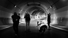 Skateboardisté si v noci uívají jízdu v uzaveném tunelu Blanka.