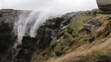 Vodopády v britském Derbyshire zaaly díky silnému vtru padat nahoru.