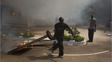 Do ulic burkinafaské metropole vyly desítky tisíc demonstrant. Vtrhli také do