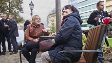 Posezení na lavi�ce Václava Havla si hned vyzkou�eli první zájemci.