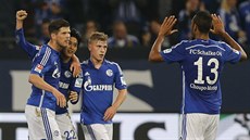 Fotbalisté Schalke slaví gól.