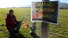 Lidi ped poutním drak odrazují varovné cedule. Ne vichni je respektují.