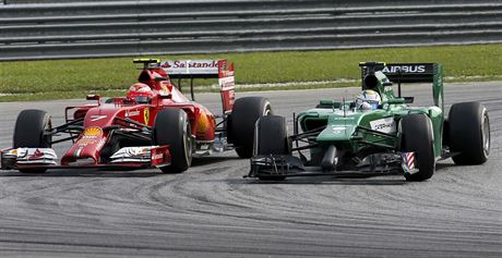 SOUBOJ V ZATCE. Kimi Raikkonen z Ferrari a Marcus Ericsson z tmu Caterham.
