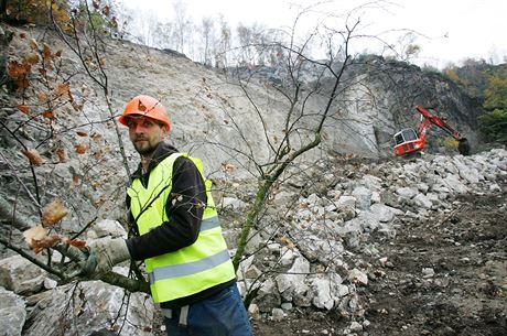 Stavebníci pi zajiování svahu pilehlého ke karlovarskému prtahu.