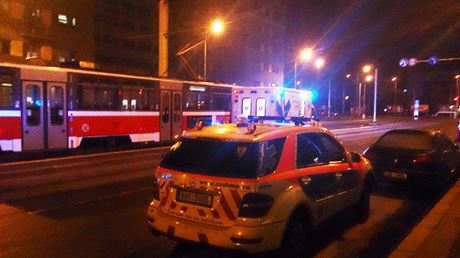 Tramvaj v praské Olanské ulici pejela v kolejiti leící enu, ta tkým...