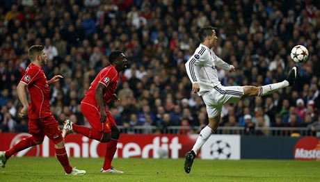 VSTEL BRANKU? Cristiano Ronaldo (vpravo) z Realu Madrid se sna dt gl v...