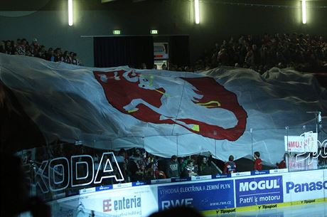 Vlajka pardubických fand skonila v rukou hradeckých ultras. Kluby se obávají odvety a eskalaci násilí.