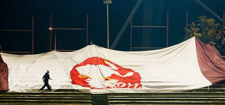 Takto hradetí ultras vystavili na malovickém stadionu v úterý veer vlajky...