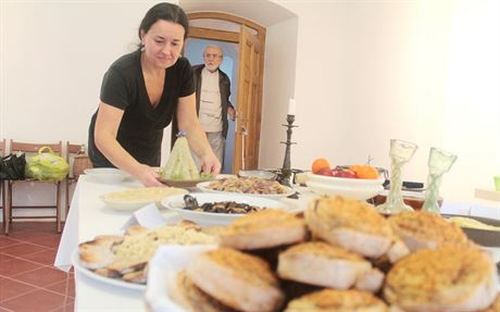Historické pokrmy pipravila na slavnosti Olga Kaderová.