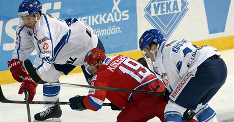 Fintí hokejisté Juha-Pekka Hytönen (vlevo) a Ville Koistinen (vpravo) bojují o...