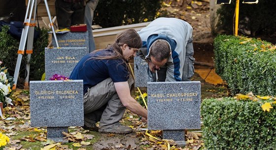 Exhumace ostatků z hrobu na Ďáblickém hřbitově v Praze, ve kterém byl údajně...