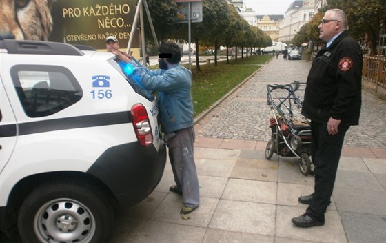 Zadrený mu tvrdil, e chtl n jen vrátit.