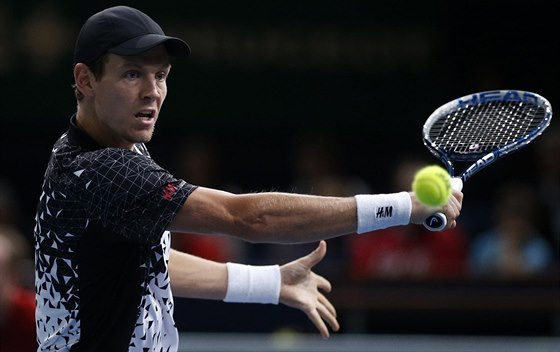 Tomá Berdych v semifinále paíského turnaje proti Milosi Raonicovi.