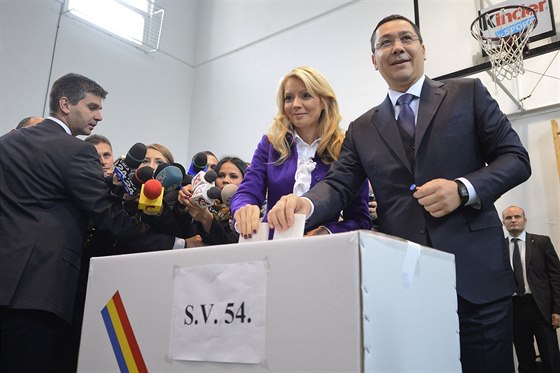 Dosavadní sociálndemokratický rumunský premiér Victor Ponta bhem vhazování...