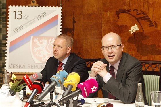 Premiér Bohuslav Sobotka a ministr vnitra Milan Chovanec Foto je z listopadu, kdy spolu pedstavili speciální potovní známku.