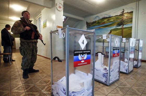 Ozbrojenci hlídkují v jedné z volebních místností v Doncku (2. listopadu 2014).