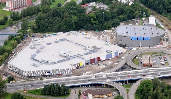 Hala Polárka (vpravo) v dob výstavby. Vpravo od ní nové obchodní centrum.