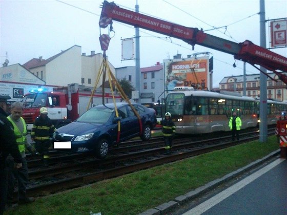 Auto v Plzni vjelo do kolejit a zastavilo tramvaje