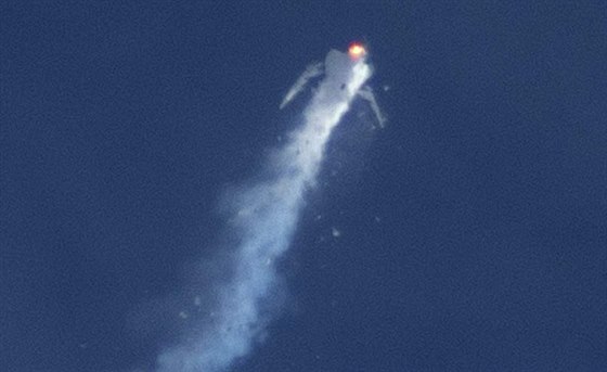 Snímek Kennetha Browna zachycuje výbuch lodi SpaceShip Two 31.10.2014
