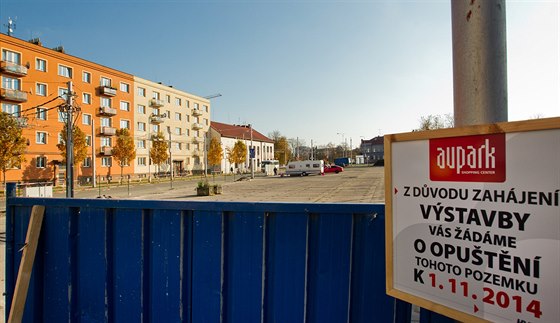 U Koruny v Hradci už zdarma nezaparkujete, staví se obchodní centrum -  iDNES.cz