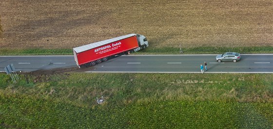 Na silnici I/11 mezi Hradcem Králové a Chlumcem nad Cidlinou se srazil kamion s...