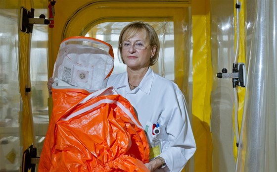 Hana Roháková na archivním snímku s vybavením, které se pouívá pro styk lékae s pacientem nakaeným ebolou.