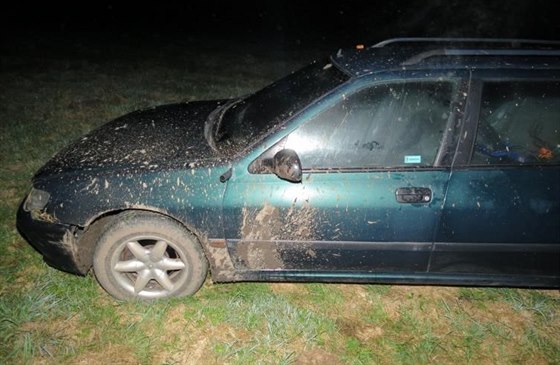 Zdrogovaný řidič Peugeotu chtěl policii ujet. Nakonec havaroval.