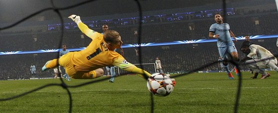 Joe Hart, branká Manchesteru City, nedosál na stelu Seydou Doumbii z CSKA...