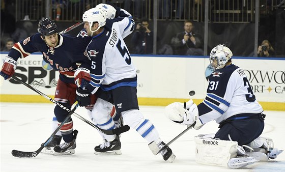 Branká Winnipegu Ondej Pavelec zasahuje v utkání proti New York Rangers. 