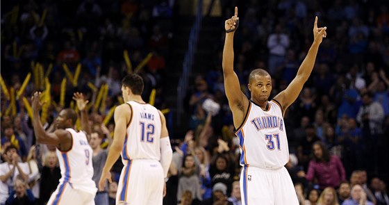 Basketbalisté Oklahoma City slaví, v popedí se raduje Sebastian Telfair. 