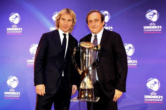 Bývalý eský fotbalista Pavel Nedvd a prezident UEFA Michel Platini (vpravo) s trofejí pro mistry Evropy do 21 let.