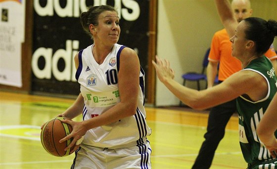 Strakonická basketbalistka Edita ujanová (vpravo) se snaí prosadit pes Amber...