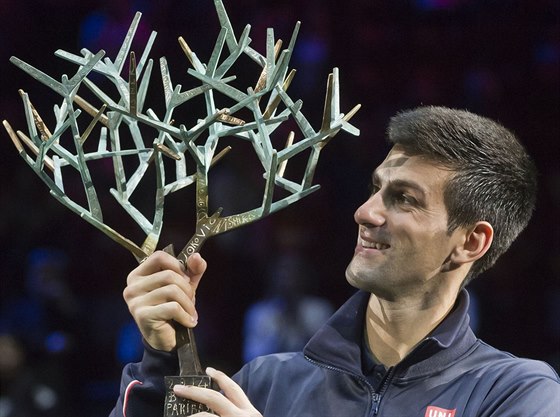 Srbský tenista Novak Djokovi s netuctovou trofejí pro vítze turnaje v Paíi.
