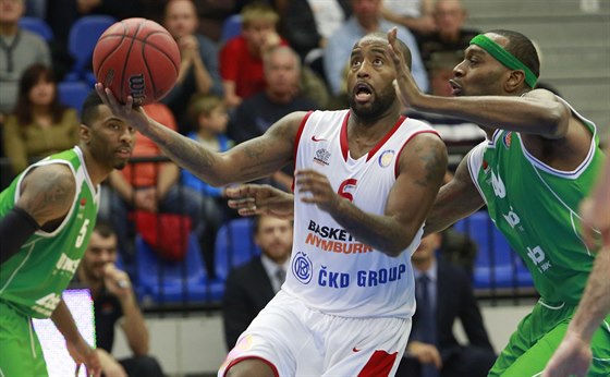 Nymburský basketbalista Darius Washington (v bílém) se chystá zakonit pes ...