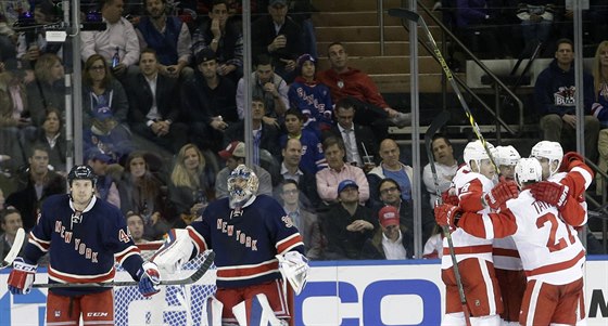 Hokejisté Detroitu slaví trefu Jakuba Kindla proti New York Rangers.