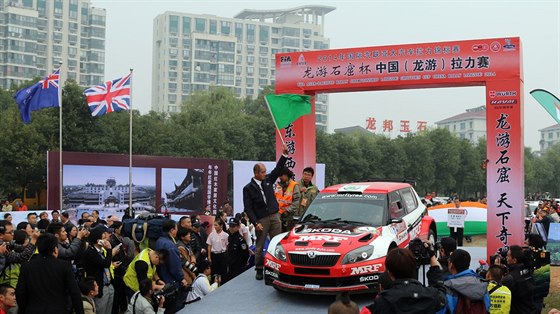 Jan Kopecký je oslavován coby vítz ínské rallye.