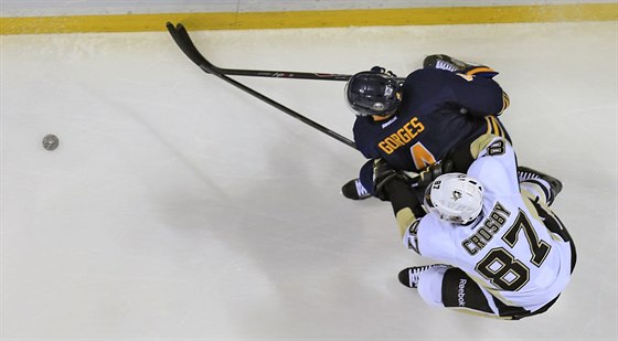 Sidney Crosby (v bílém) z Pittsburghu napadá buffalského Joshe Gorgese.