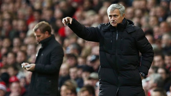 HRAJTE TO TAKHLE. Kou Chelsea José Mourinho ídí hru svých svenc.