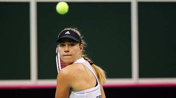 SOUSTEDNÍ. Nmecká tenistka Angelika Kerbrová ve finále Fed Cupu proti esku.