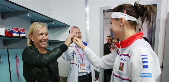 Tenisová legenda Martina Navrátilová (vlevo) se zdraví s Lucií afáovou na...
