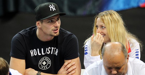 Petra Kvitová (vpravo) se svým pítelem Radkem Meidlem na finále Fed Cupu.