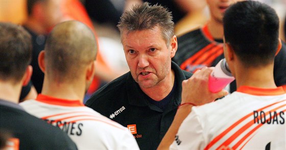 Trenér Petr Brom dává pokyny hrám Karlovarska