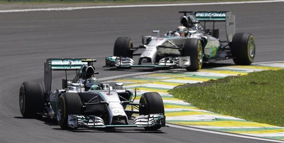 Nico Rosberg na trati VC Brazílie ped Lewisem Hamiltonem