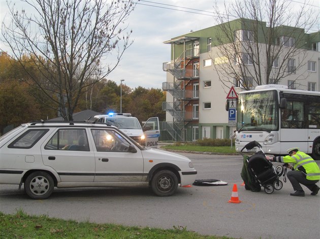 Muž srazil na přechodu ženu s dítětem v kočárku, těžce ji zranil