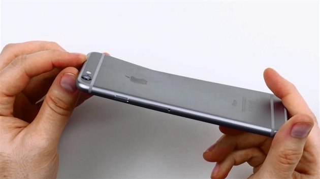 I Apple se má za co stydět. V těchto momentech s iPhony šlápl úplně vedle