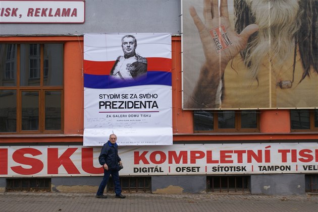 Od tvrtka 6. 11. 2014 se na plakát na Domu tisku v Trutnov podepisují lidé.