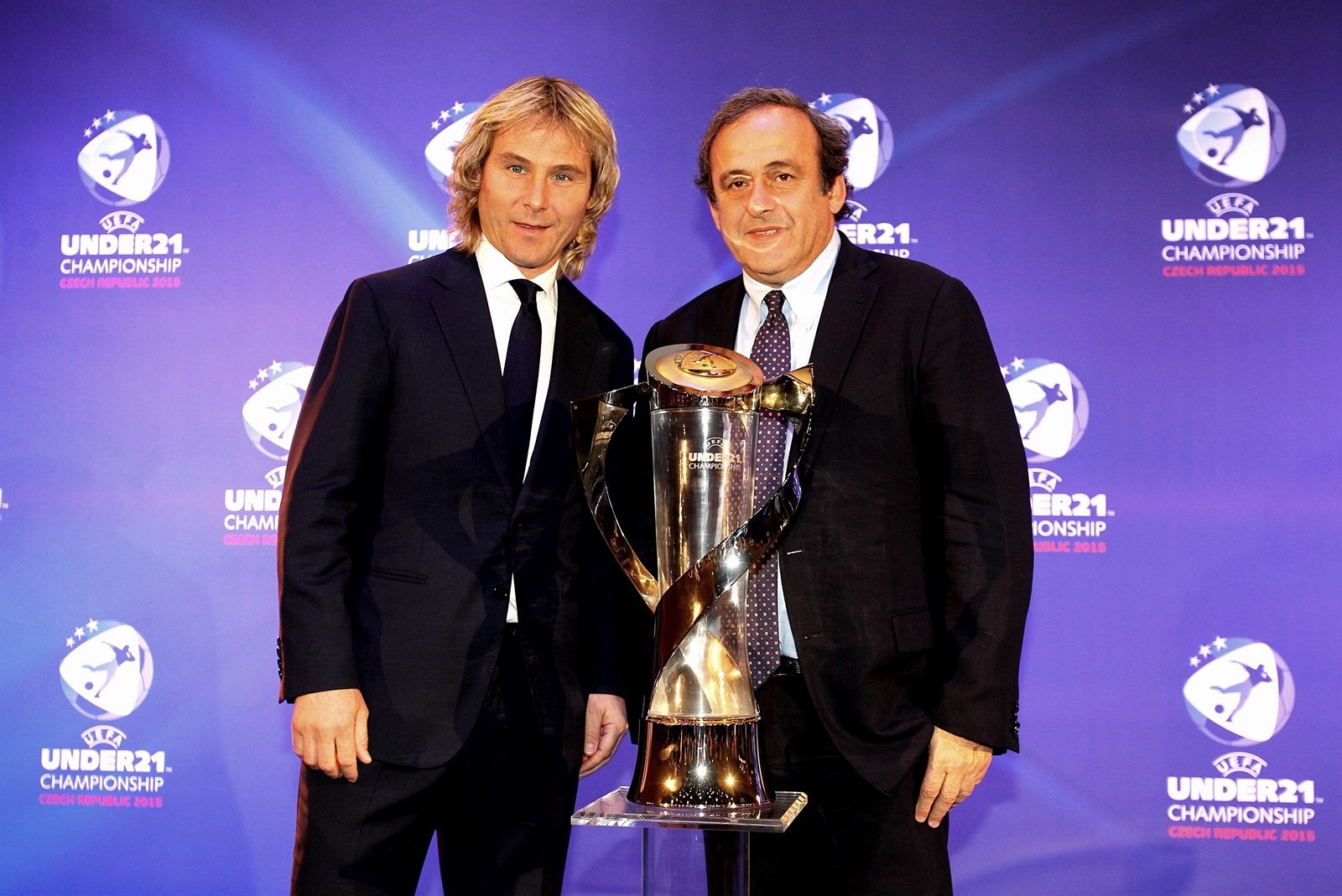 Bývalý �eský fotbalista Pavel Nedv�d a prezident UEFA Michel Platini (vpravo) s trofejí pro mistry Evropy do 21 let.