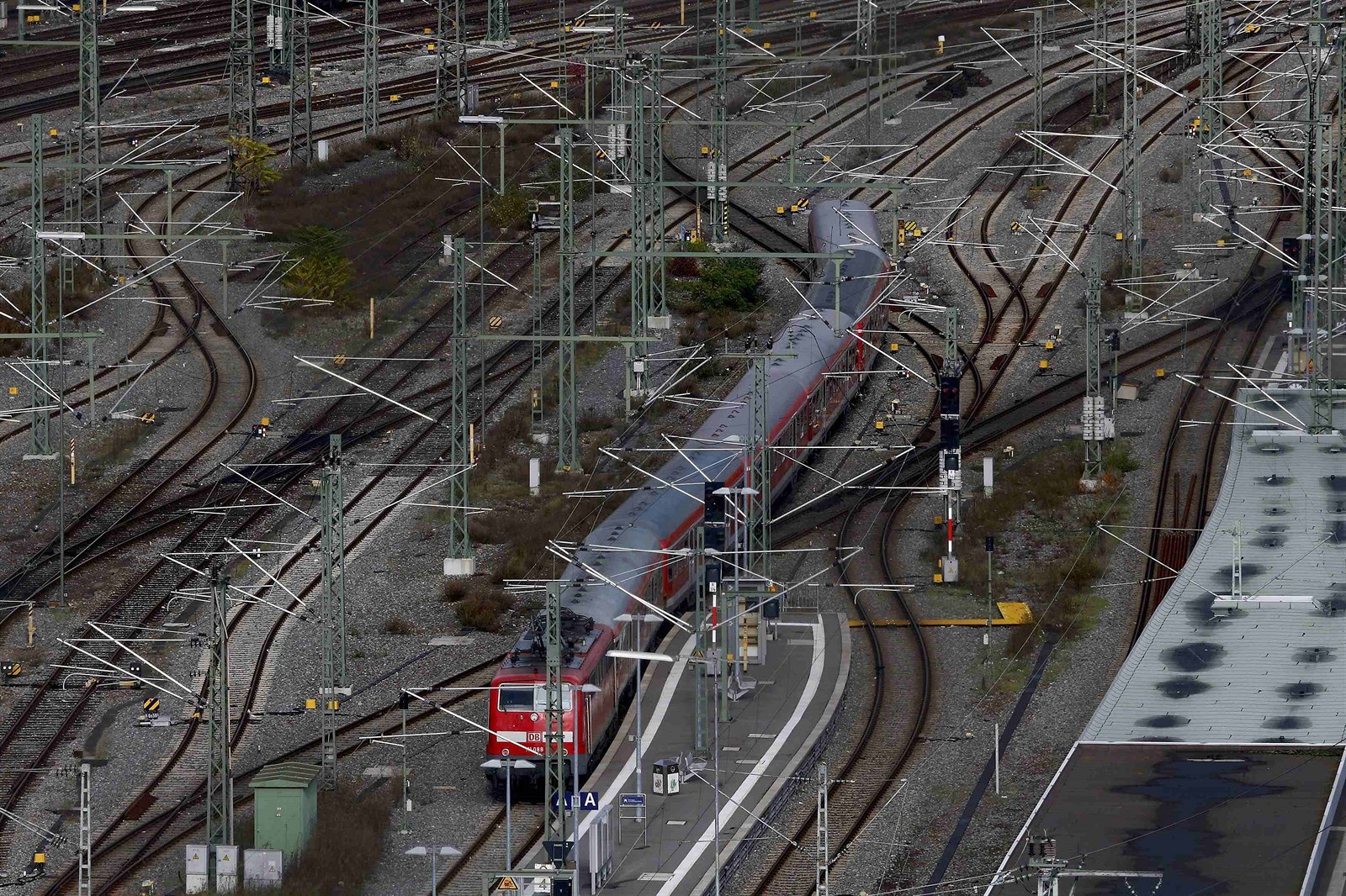 Hlavní nádra�í ve Stuttgartu zeje prázdnotou, stávka �elezni�á�� pokra�uje. (6....
