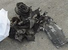 Trosky automobilu, který na pedmstí Mariupolu zniila exploze (2. listopadu...